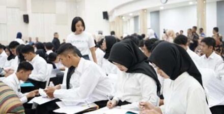 Tampak wajah serius para mahasiswa baru saat menandatangani kontrak ikatan kerja PLN.
