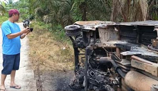 Mobil milik terduga pencurian ternak dibakar massa usai tepergok warga di Kabupaten Asahan.