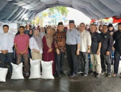 Gubernur Sumbar Salurkan Beras untuk Korban Kebakaran Pasar Payakumbuh