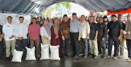 Gubernur Mahyeldi serahkan bantuan beras untuk pedagang terdampak kebakaran Pasar Payakumbuh.