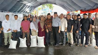Gubernur Mahyeldi serahkan bantuan beras untuk pedagang terdampak kebakaran Pasar Payakumbuh.