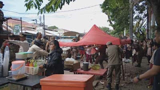 Satpol PP Padang tertibkan lapak pedagang di Lapai.