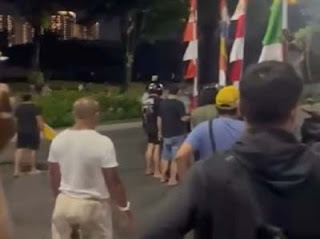 Warga Bekasi mengadang pedemo.