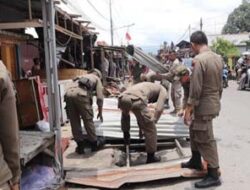 Lapak Gunakan Badan Jalan, Pedagang di Padang Ditertibkan