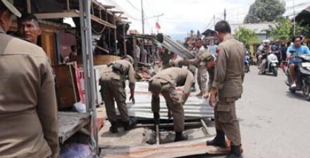 Lapak Gunakan Badan Jalan, Pedagang di Padang Ditertibkan