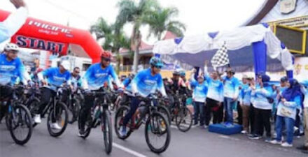 Bupati Tanah Datar Eka Putra melepas peserta Gowes Bareng Luhak Nan Tuo IV Tahun 2025