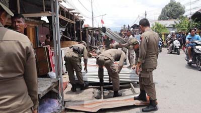 Penertiban bangunan yang mengenai fasum di kawasan Parak Laweh.