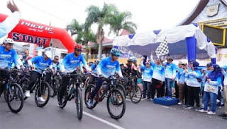 Bupati Tanah Datar Eka Putra melepas peserta Gowes Bareng Luhak Nan Tuo IV Tahun 2025