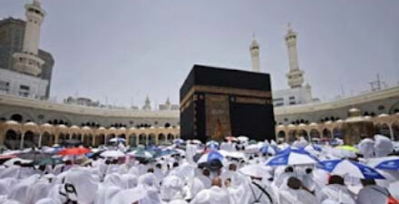 Jamaah calon haji bersiap melaksanakan Shalat Jumat di Masjidil Haram, Makkah