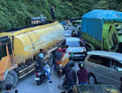Antrian Kendaraan 3 Kilometer Terjadi di Panorama Dua