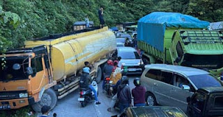 Macet Panjang Terjadi di Jalur Padang–Solok, Panorama Dua Lumpuh