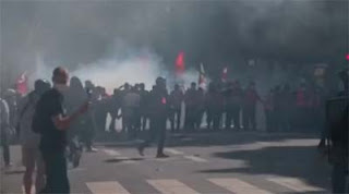 Kerusuhan besar pecah di Paris, Prancis.