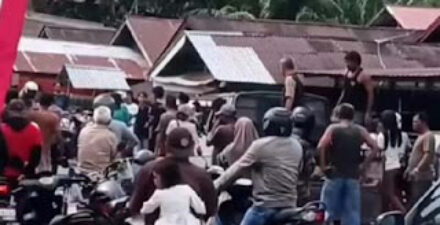 Sejumlah wwarga melihat kecelakaan lalu lintas terjadi di Jalan Lintas Umum Jorong Padang Timbalun