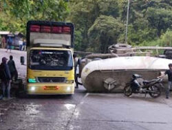 Tak Kuat Menanjak, Truk Kapsul Mundur dan Rebahan di Jalan Sitinjau