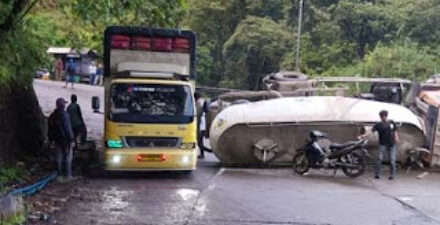 Tak Kuat Menanjak, Truk Kapsul Mundur dan Rebahan di Jalan Sitinjau