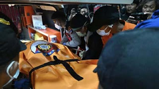 Tim SAR memindahkan jasad dari ambulans ke ruang mayat