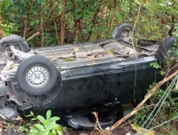 Pengemudi Mengantuk, Mobil Ringsek Terperosok ke Jurang