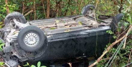 Pengemudi Mengantuk, Mobil Ringsek Terperosok ke Jurang