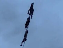 Rumah Menteri Dibakar Massa Demonstran