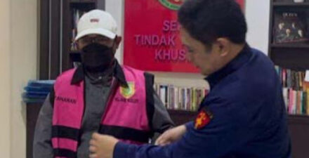 Kejari Kolaka Utara menahan tersangka korupsi pembangunan masjid.