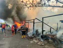 Petugas Damkar Padang Padamkan Api dalam 1 Jam