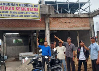 Ratusan warga Anak Nagari Nanggalo melakukan penyegelan