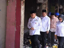 Wawako Padang Serahkan Bantuan bagi Pedagang Terdampak Kebakaran di Payakumbuh