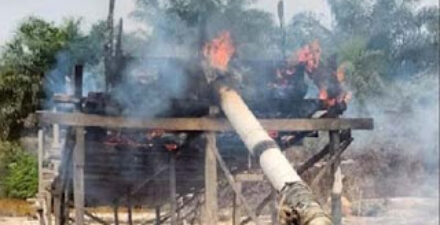 Rakit PETI dibakar petugas gabungan saat razia penambangan emas ilegal.