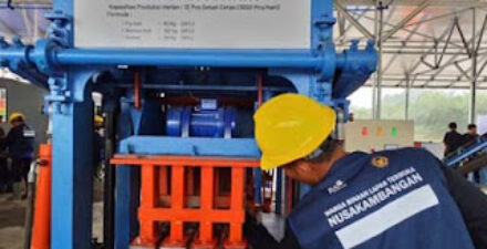 Proses pengolahan FABA menjadi paving block oleh warga binaan