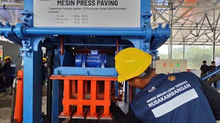 Proses pengolahan FABA menjadi paving block oleh warga binaan