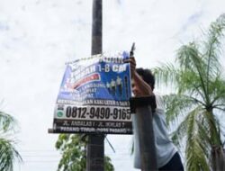 Spanduk dan Baliho Tak Berizin Ditertibkan di Sejumlah Jalan Padang