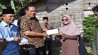 Wako Pariaman memberikan bantuan kepada calon mahasiswa