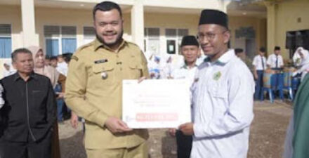 Wako Fadly Amran serahkan bantuan pendidikan