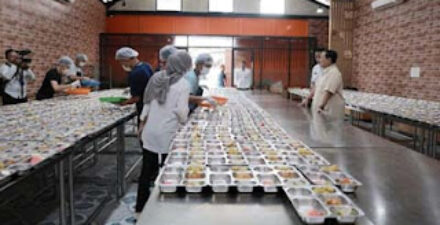 Presiden Prabowo kunjungi dapur makan bergizi gratis di Rawamangun.