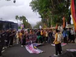 Mahasiswa Demo di Depan Kantor Gubernur Sumbar, Soroti Nasib Petani