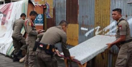 Satuan Polisi Pamong Praja (Satpol PP) Kota Padang kembali melakukan penertiban