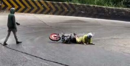 Material Proyek Sitinjau Lauik Picu Kecelakaan Roda Dua di Padang