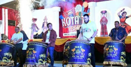 Walikota Fadly Amran menabuh gendang tasa saat membuka Festival Kota Tua