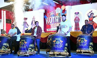 Walikota Fadly Amran menabuh gendang tasa saat membuka Festival Kota Tua