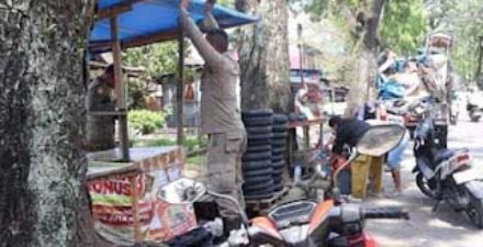 Lapak PKL di Ruang Publik Padang Dibongkar Petugas