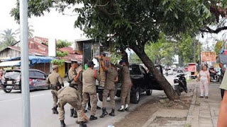 Penertiban PKL oleh Satpol PP Padang di kawasan Lapai.