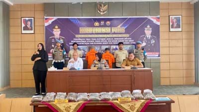 Konferensi pers perdagangan sisik trenggiling oleh Polda Sumbar.