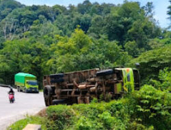Truk Kehilangan Kendali, Turunan Sitinjau Lauik Rawan Kecelakaan