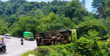 Truk Kehilangan Kendali, Turunan Sitinjau Lauik Rawan Kecelakaan
