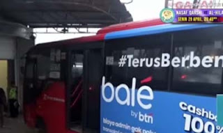 Bus Trans Semarang menabrak ruko