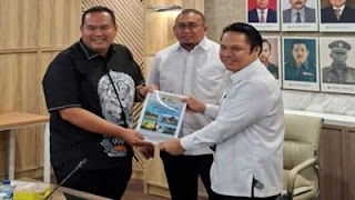 Wako Pariaman Yota Balad disaksikan Anggota DPR RI Andre Rosiade menyerahkan proposal