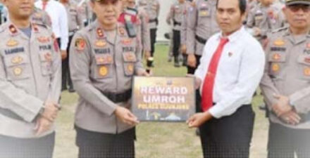 Kapolres Sijunjung, AKBP Willian Harbensyah, memberikan penghargaan