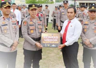 Kapolres Sijunjung, AKBP Willian Harbensyah, memberikan penghargaan