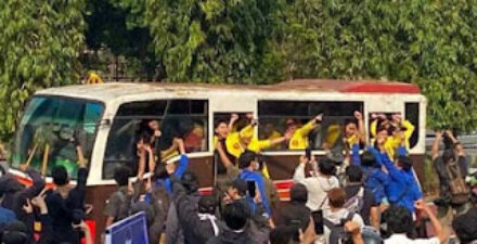 Badan Eksekutif Mahasiswa (BEM) Seluruh Indonesia (SI) dan BEM Universitas Indonesia (UI) menggelar unjuk rasa di depan Markas Polda Metro Jaya, Jakarta