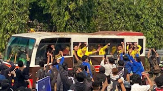 Badan Eksekutif Mahasiswa (BEM) Seluruh Indonesia (SI) dan BEM Universitas Indonesia (UI) menggelar unjuk rasa di depan Markas Polda Metro Jaya, Jakarta